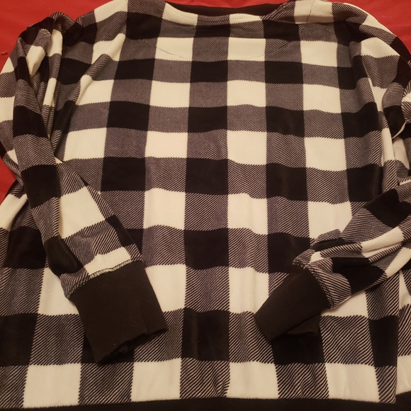 Beautiful long sleeved black and white blouse - Picture 3 of 3